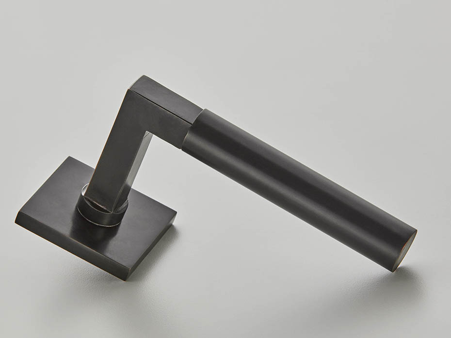 Дверная ручка на розетке Croft 7080 IBUL черная бронза