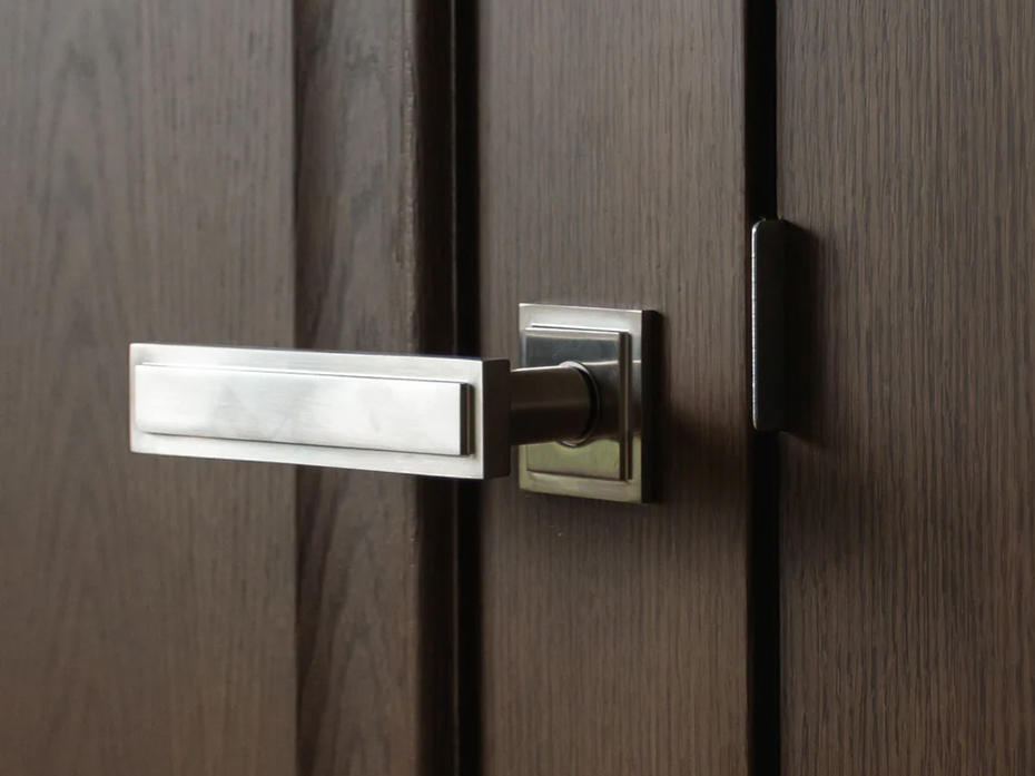 Дверная ручка на розетке Oliver Knights Anthony LH полированный хром