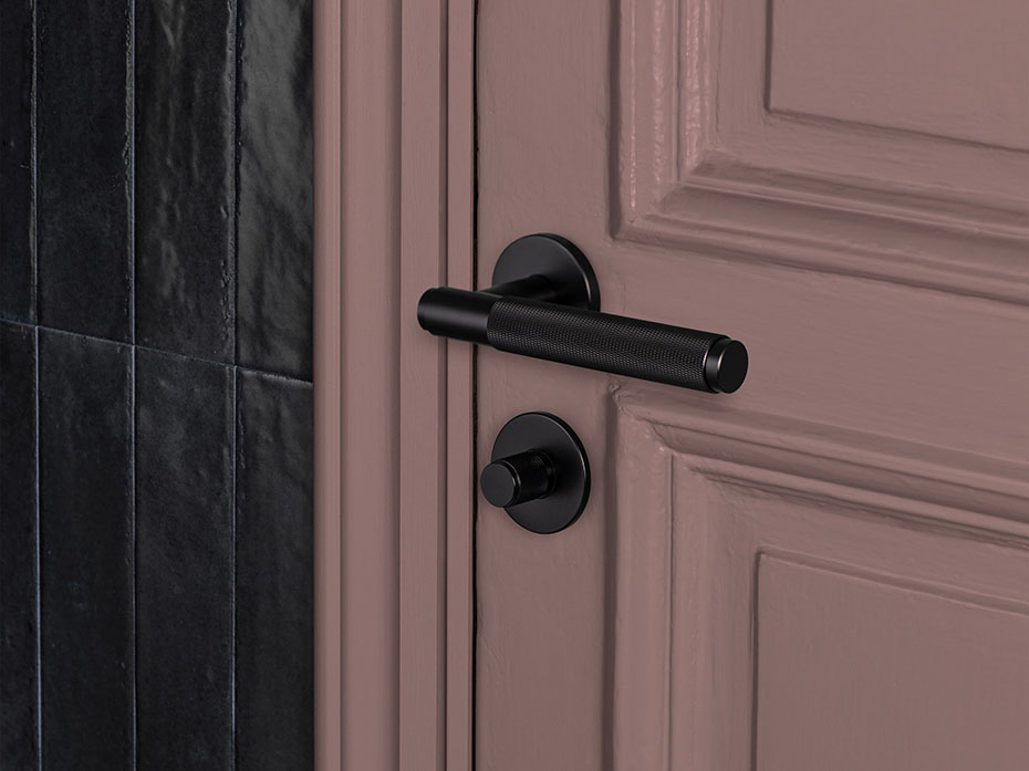 Дверная ручка на розетке Buster & Punch Cross UK-LH-S-38-BL-A черный