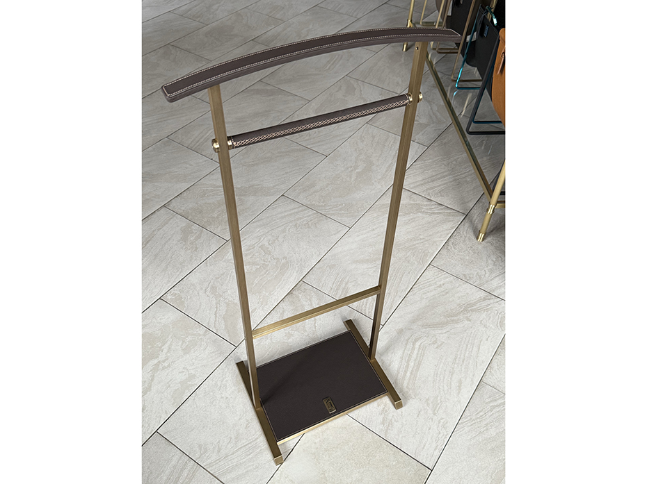 Напольная вешалка для одежды FURNITEK FG-094 из латуни и натуральной кожи античная латунь