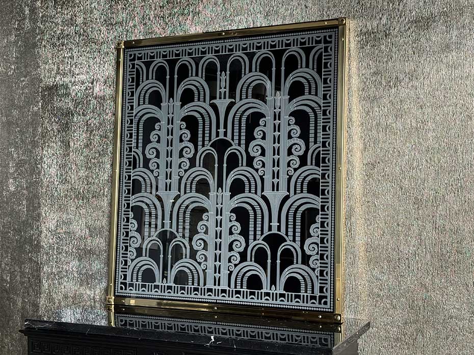 Картина со стеклом FURNITEK FG-302 в латунной раме фон чёрный