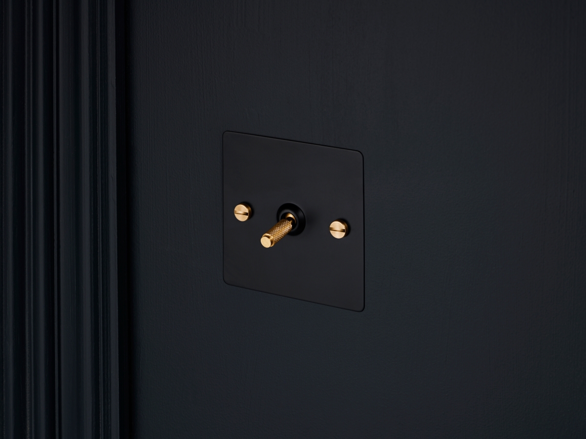 Выключатель тумблерный Buster & Punch одинарный UK-TO-CO-1G-BL-BR чернёная латунь