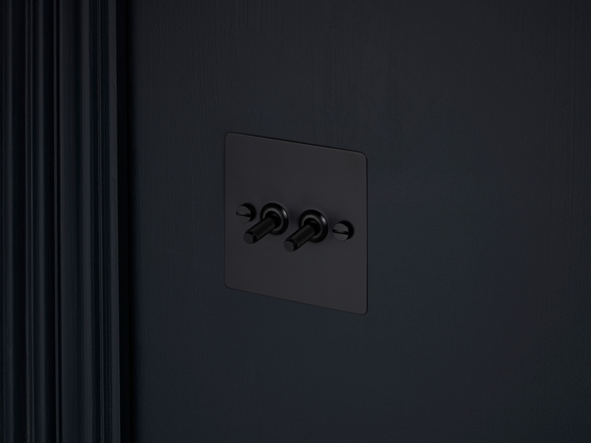 Выключатель тумблерный Buster & Punch двойной UK-TO-CO-2G-BL чернёная латунь