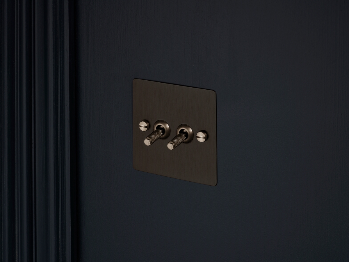 Выключатель тумблерный Buster & Punch двойной UK-TO-CO-2G-SM-A матовая бронза