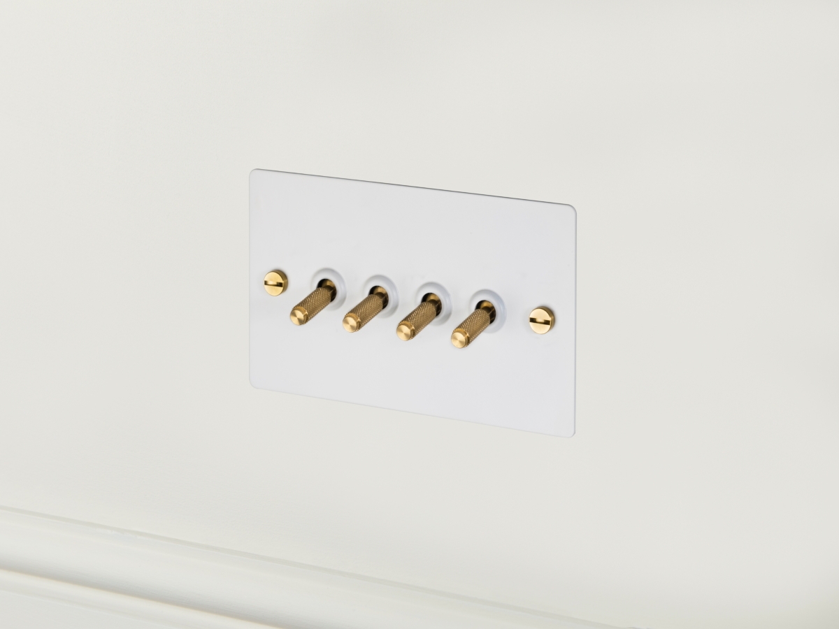 Выключатель тумблерный Buster & Punch четырехклавишный UK-TO-CO-4G-WH-BR белый