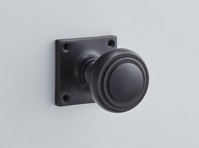 Дверная ручка-кноб на розетке Croft Stepped Cushion 6348 чёрный