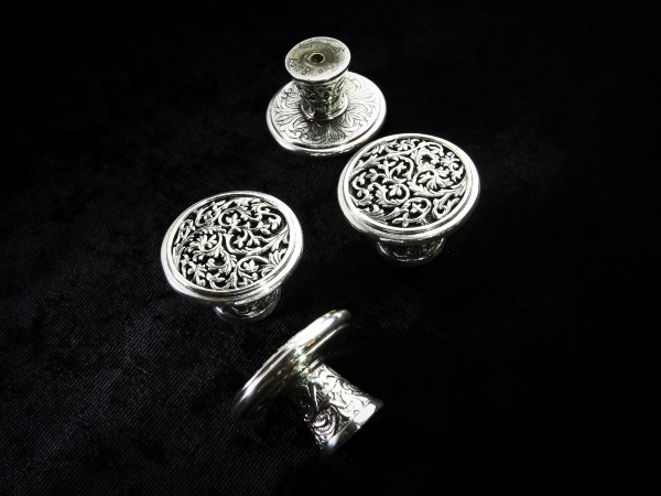 Мебельная ручка-кнопка Edgar Berebi 8457 серебро