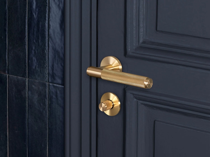 Дверная ручка на розетке Buster & Punch Cross UK-LH-S-38-BR-A матовая латунь