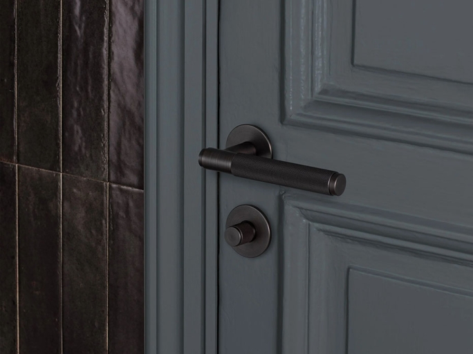 Дверная ручка на розетке Buster & Punch Cross UK-LH-S-38-SM-A матовая бронза