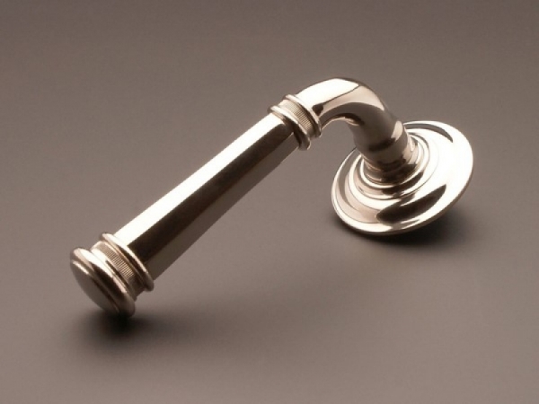 Дверная ручка на розетке Hamilton HL050 полированный никель