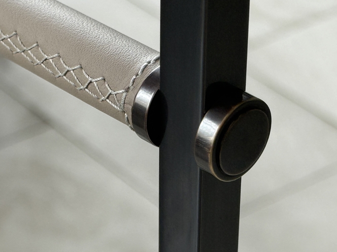 Напольная вешалка для одежды FURNITEK FG-095 из латуни и натуральной кожи чернёная латунь с полировкой