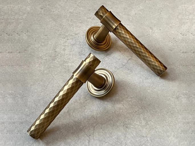 Дверная ручка на розетке Oliver Knights Mia LH античная латунь