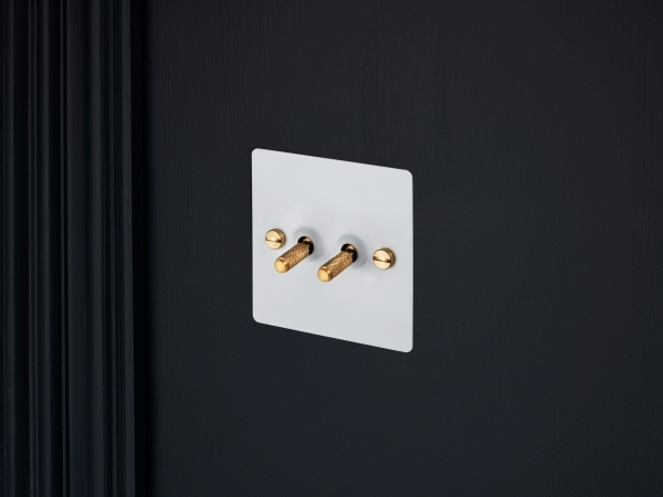 Выключатель тумблерный Buster & Punch двойной UK-TO-CO-2G-WH-BR белый