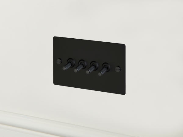 Выключатель тумблерный Buster & Punch четырехклавишный UK-TO-CO-4G-BL чернёная латунь