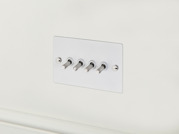 Выключатель тумблерный Buster & Punch четырехклавишный UK-TO-CO-4G-WH-ST белый