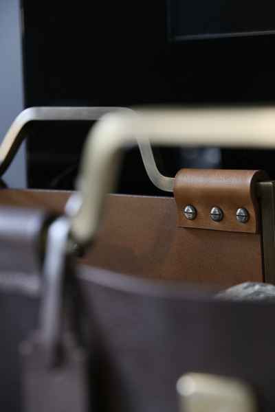 Дровница из латуни с кожей