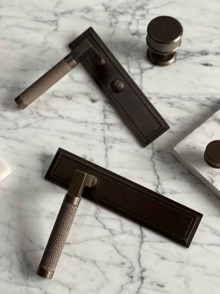 Ручки на планке с кожей Oliver Knights